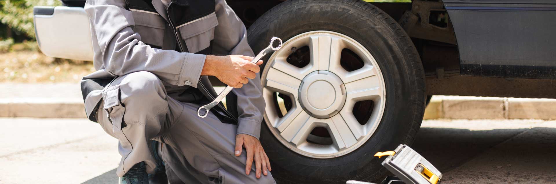 Como trocar um pneu furado no meu carro?